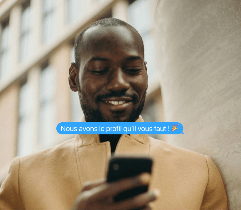 un homme qui reçoit par sms un profil d'alternant à Lyon